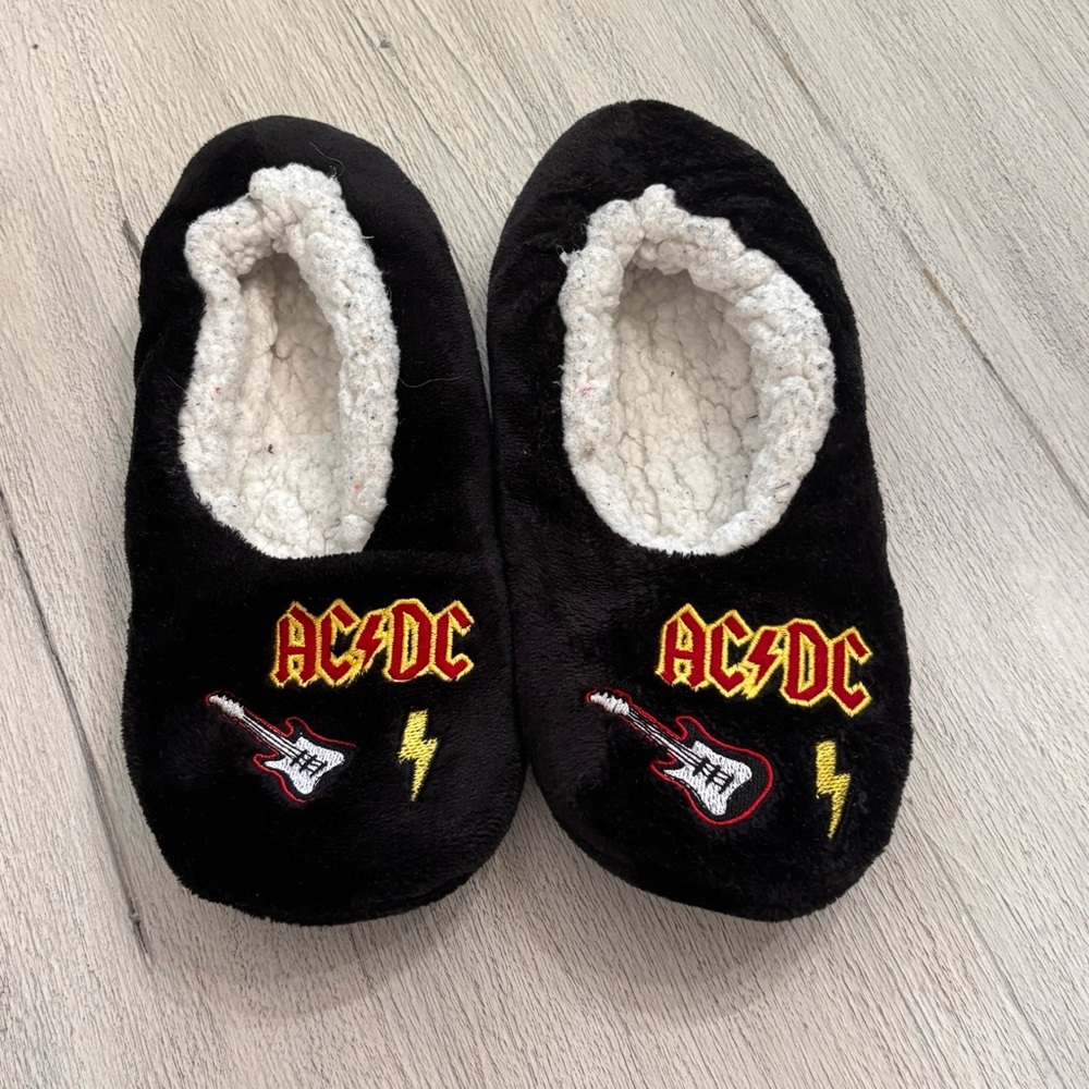 AC / DC Women’s Black Logo Sherpa Lined Band Slippers Soft Sole Non-Skid Sz S/M